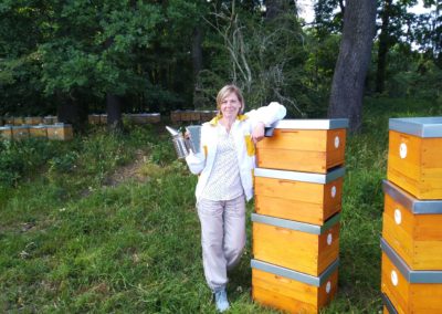 Včelařka Stáňa u našich úlů